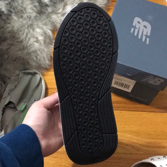 New balance sneakers never worn comes with box - Picture 2 of 7